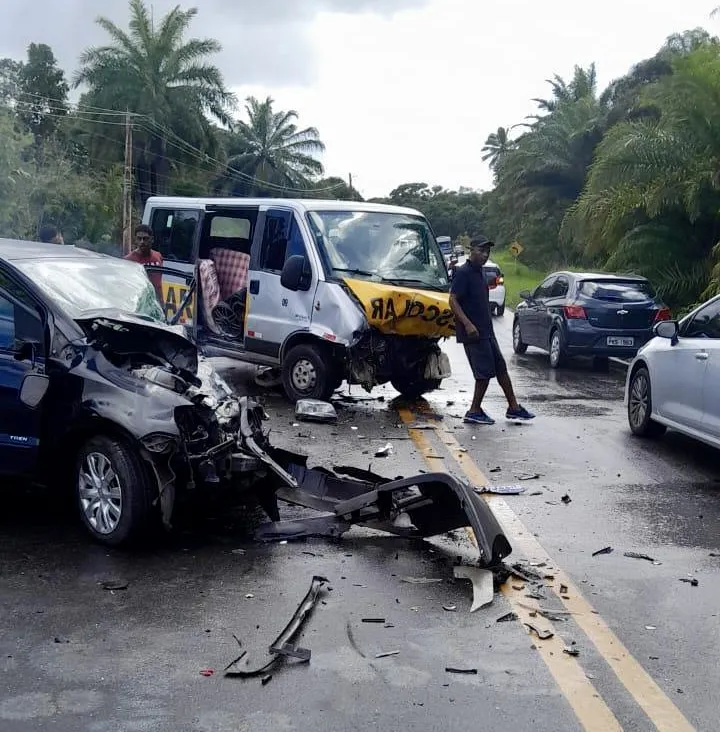 Grave acidente entre carro e van escolar é registrado na Estrada da Cascaleira, em Camaçari