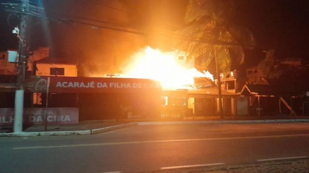 Incêndio destrói famoso quiosque em Arembepe na orla de Camaçari