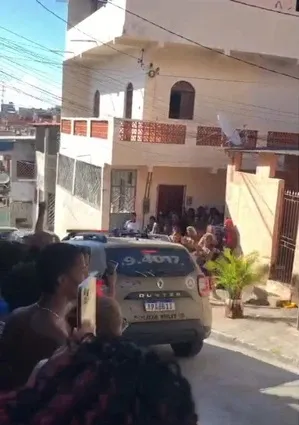 Facções obrigam moradores a deixarem portas destrancadas para traficantes em fuga