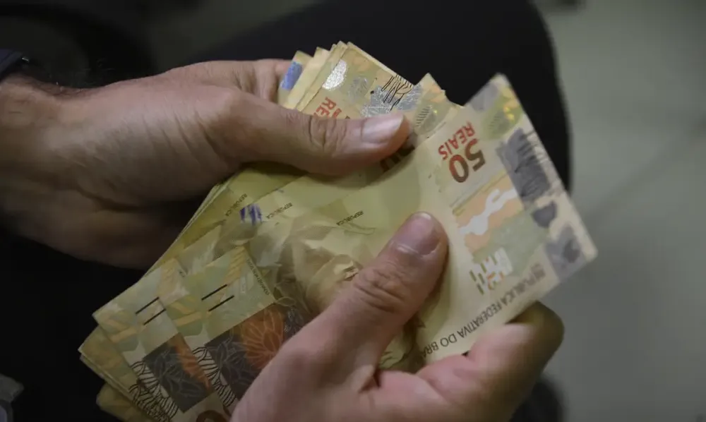  Proposta do Orçamento de 2026 prevê salário mínimo de R$ 1.631 