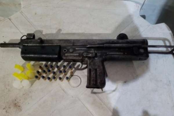 Adolescente é apreendido com submetralhadora e drogas em Lauro de Freitas