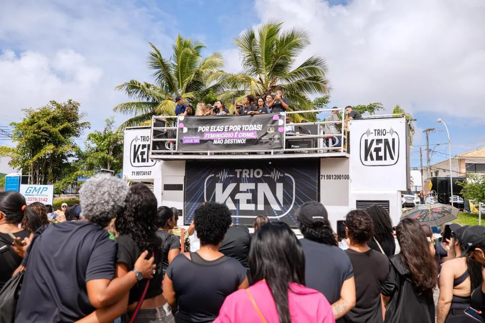 Mulheres pedem fim do feminicídio e da violência em marcha realizada neste sábado (30)
