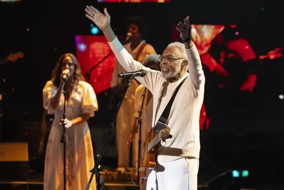 Gilberto Gil emociona no Domingão com Huck e fala sobre retomada da turnê após morte de Preta
