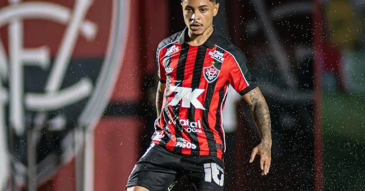 Após um mês fora, Matheuzinho volta ao Vitória e projeta evolução: “Vamos melhorando”