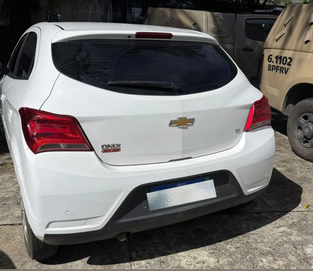 Carro roubado é recuperado pela Polícia Militar 