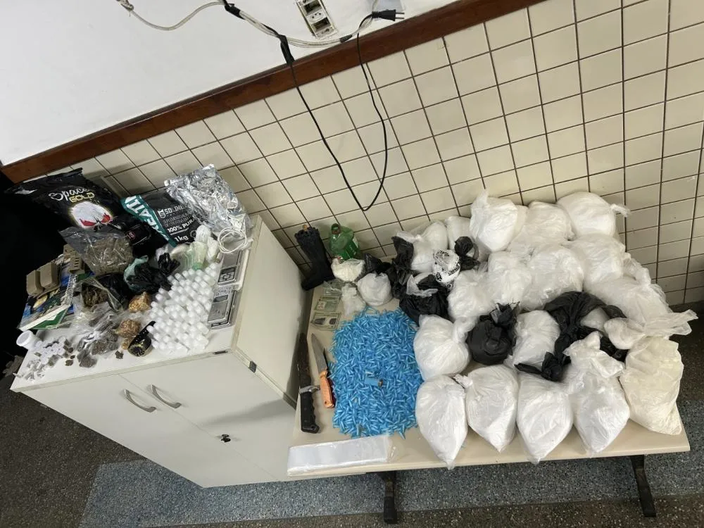 PM apreende mais de 26 kg de drogas após denúncia