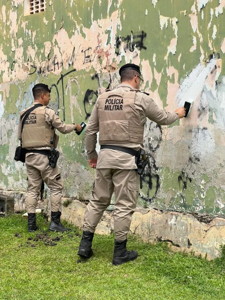 PM remove pichações de facções criminosas em zona rural de Mata de São João