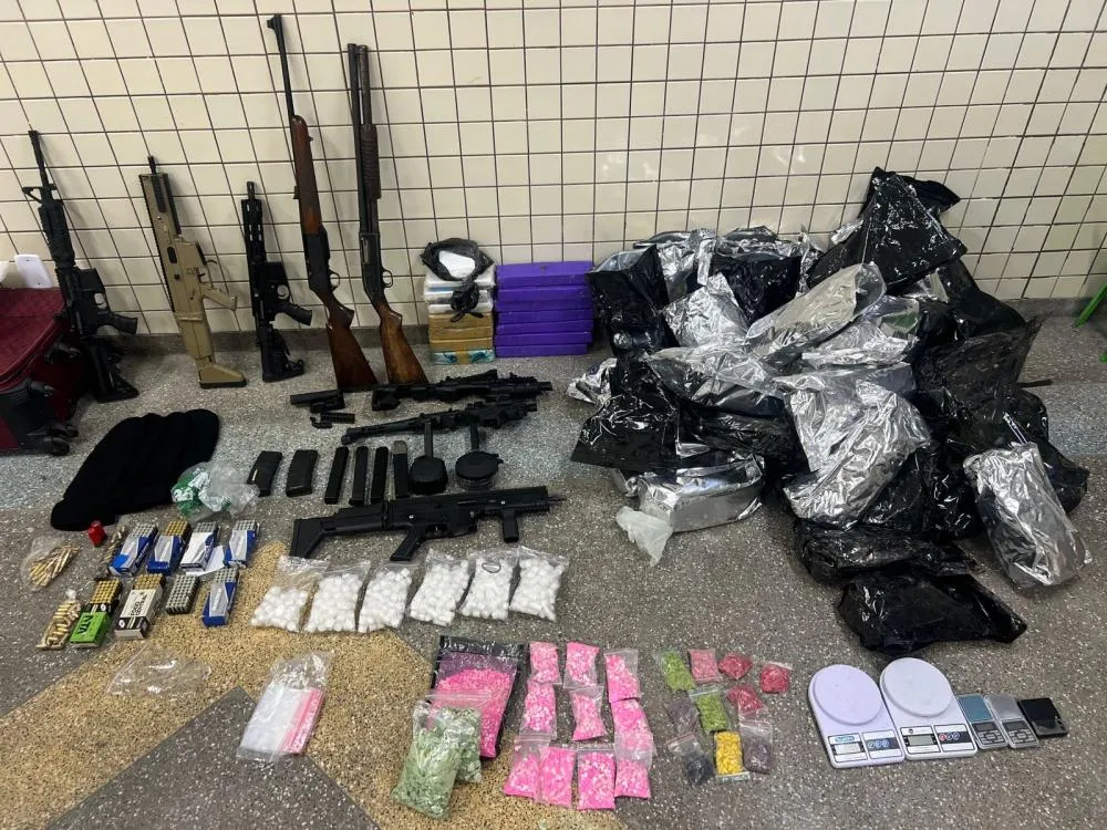 PM apreende fuzil, espingarda, rifle e drogas em Itinga