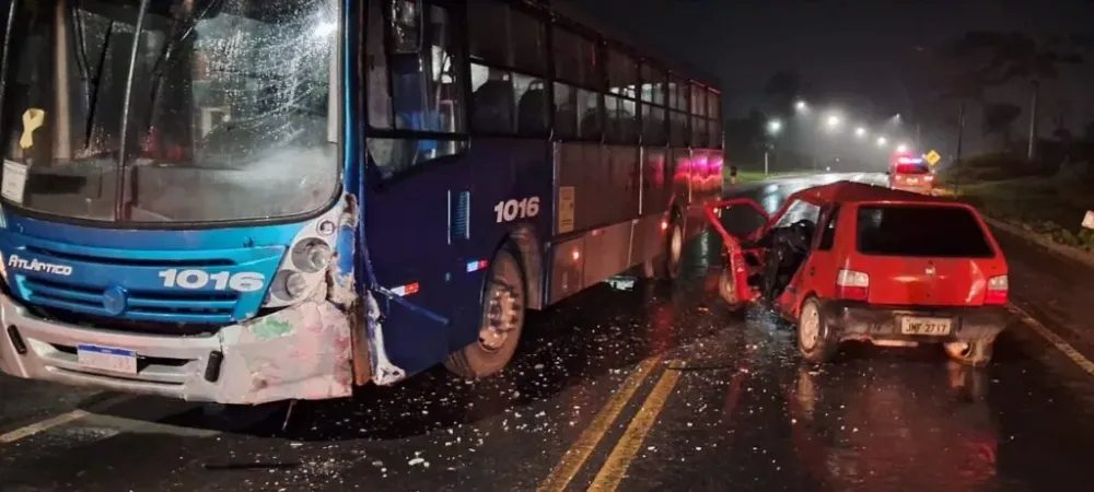 Grave acidente entre carro e ônibus deixa ferido na BA-093