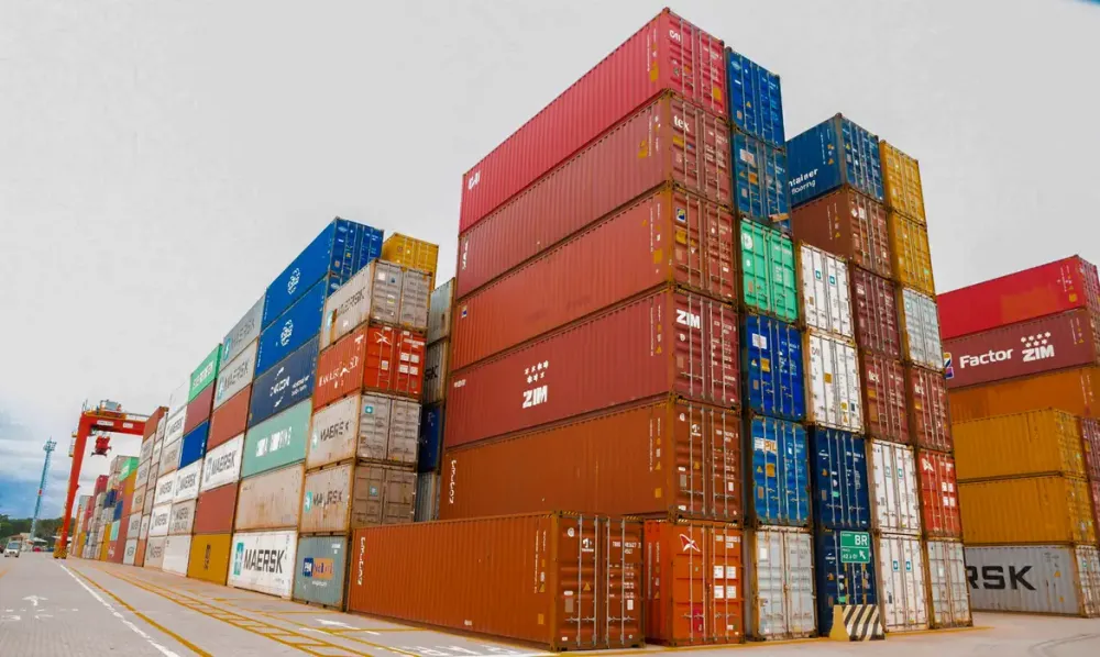 No primeiro mês de tarifaço, exportações do Brasil aos EUA caem 18,5%