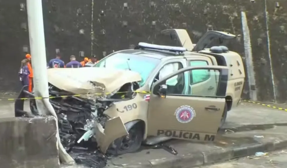 Quatro policiais militares ficam feridos após viatura bater em poste em Salvador