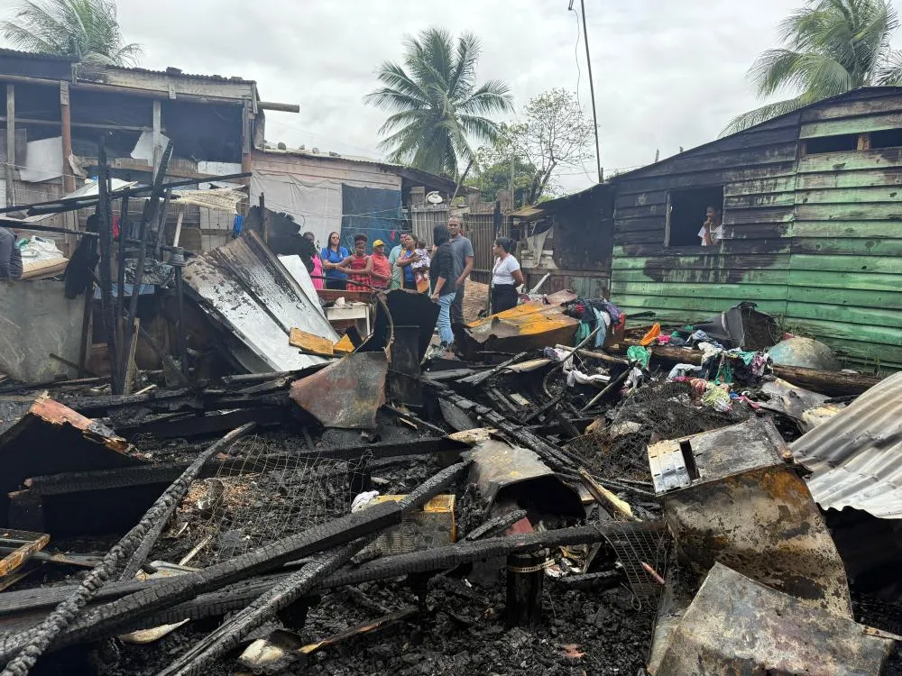 Prefeitura presta assistência a famílias após incêndio que destruiu casa no Quingoma 