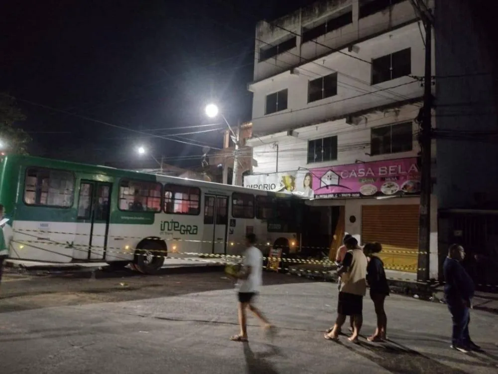 Ônibus bate em prédio e deixa 12 feridos na Boca da Mata em Salvador