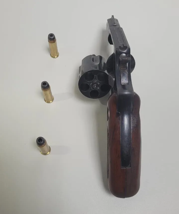 Homem é preso por porte ilegal de arma na Gleba A em Camaçari