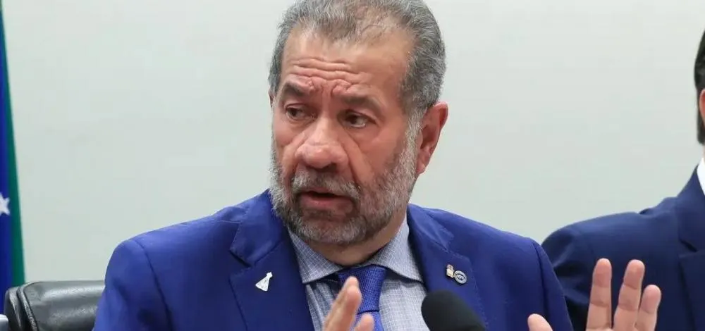 Ex-ministro Carlos Lupi será ouvido pela CPMI sobre fraudes no INSS