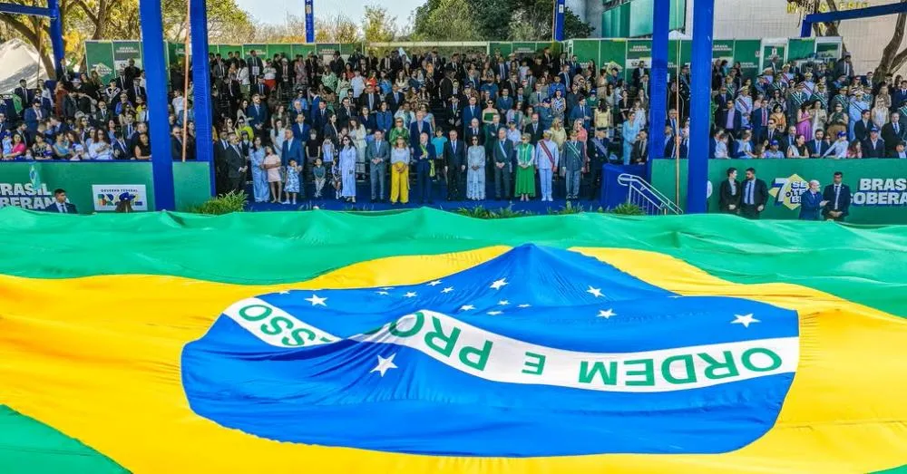 Lula e ministros acompanham desfile; público entoa “sem anistia”