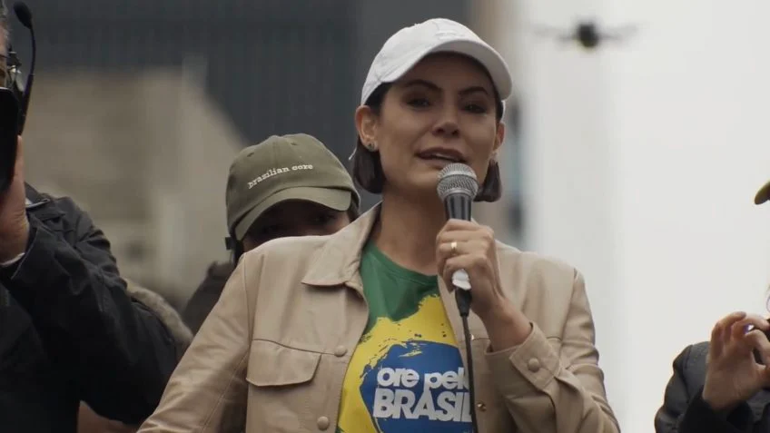 Michelle chora em ato na Paulista e fala em humilhação por vigilância policial em sua casa