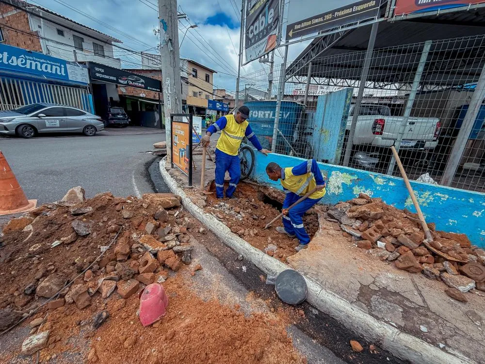 Centro de Lauro de Freitas passa por obras de drenagem