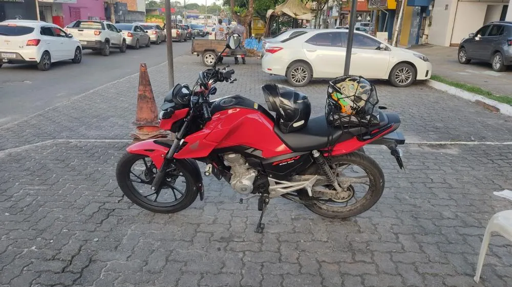 Dupla furta motocicleta em estacionamento de condomínio na Lama Preta