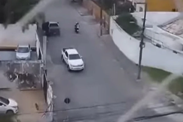 Delegada é sequestrada e tem arma levada durante assalto na orla de Salvador