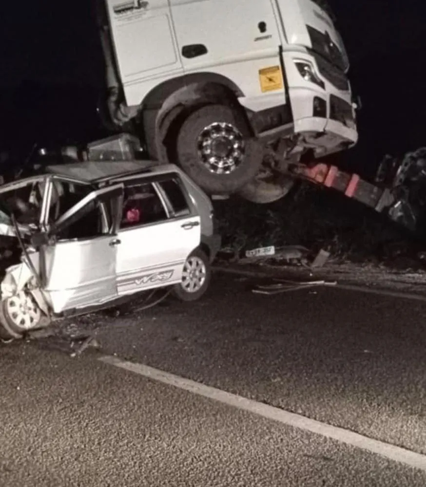 Colisão entre carreta e veículos deixa vítimas presas às ferragens na BR-324