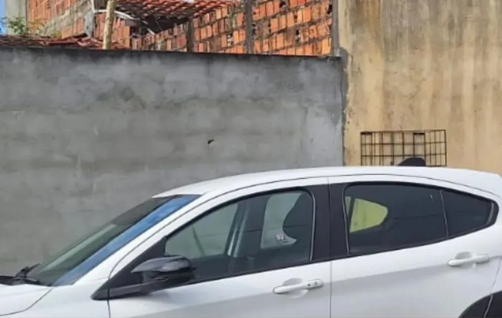 Carro tomado de assalto é encontrado pela Polícia Militar no Parque das Mangabas