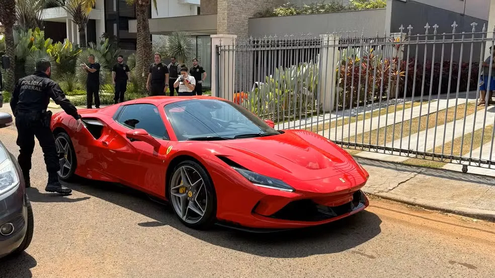 PF apreende Ferrari, carro de Fórmula 1, relógios de luxo e dinheiro vivo em ação contra fraudes no INSS