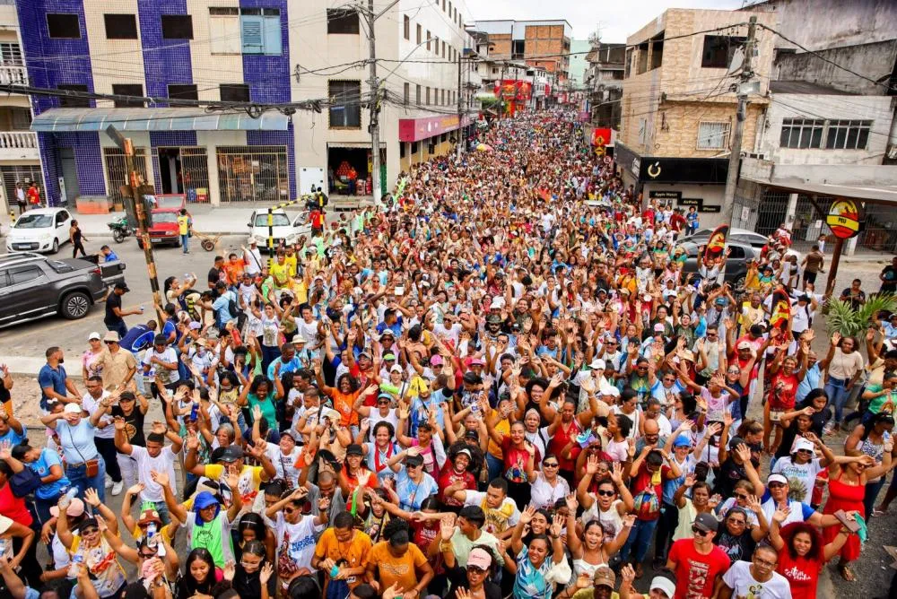Multidão de fiéis participa de Peregrinação ao Santuário de Candeias neste domingo (14)