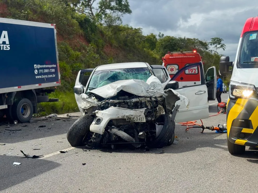 Motorista morre após grave acidente envolvendo caminhão e micro-ônibus na BA-093