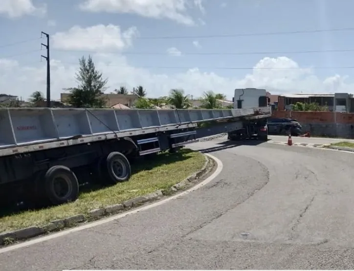 Carreta com poste bloqueia Estrada do Coco e causa engarrafamento até Arembepe
