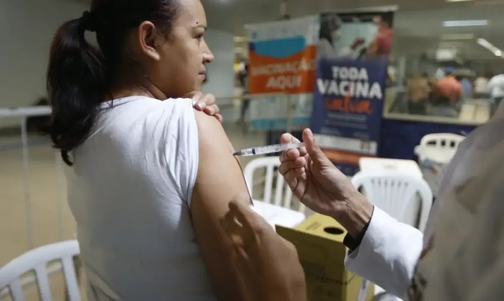 Vacina da covid também protege contra complicações cardíacas da doença