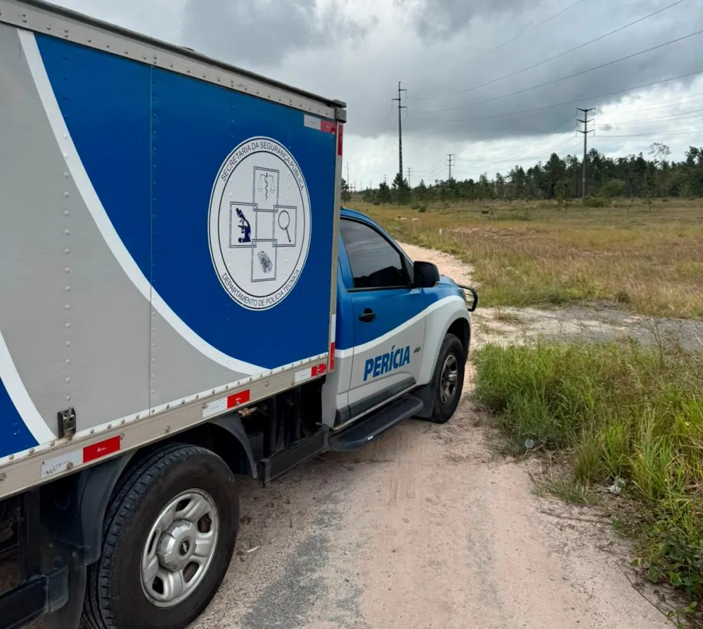 Mulher é encontrada morta com marcas de tiros e corpo parcialmente queimado em Camaçari