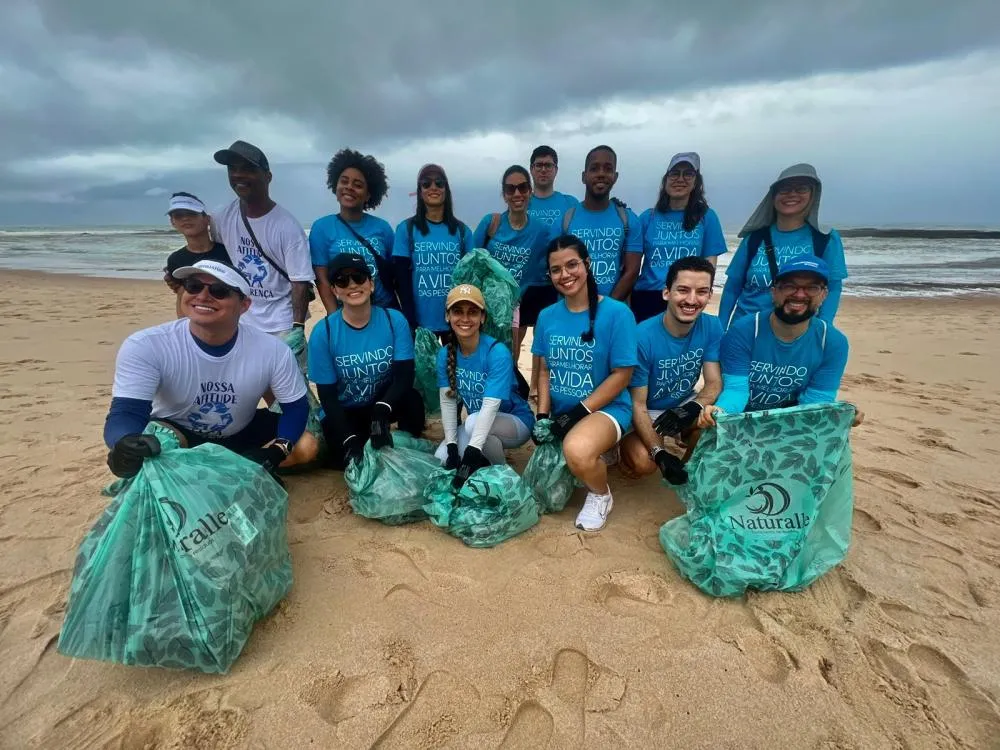 Voluntários recolhem mais de 166 quilos de resíduos nas praias de Piatã e Arembepe no Dia Mundial de Limpeza