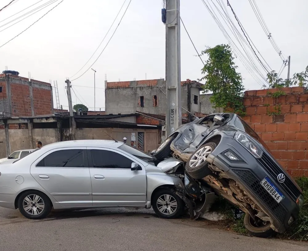 Casal persegue assaltantes e ação termina em acidente no Phoc 2