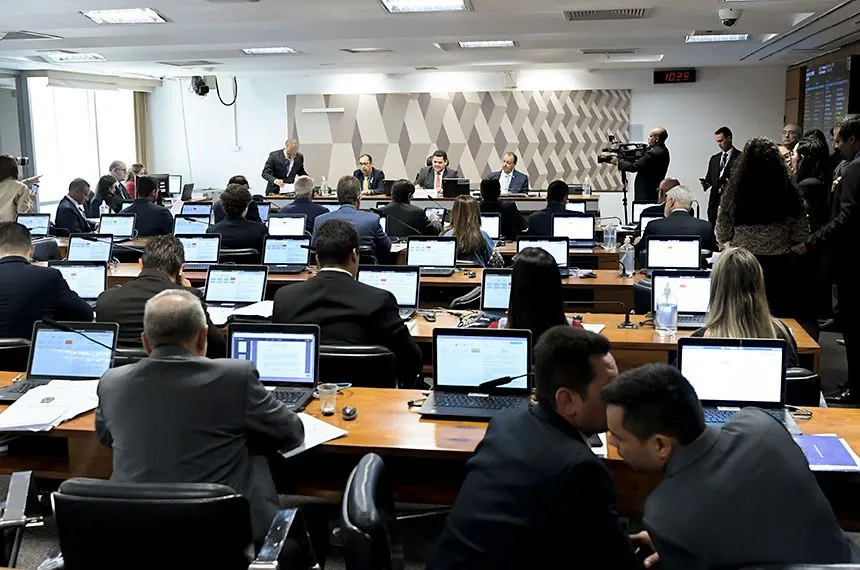 Relator diz que apresenta relatório contra PEC da Blindagem na quarta (24