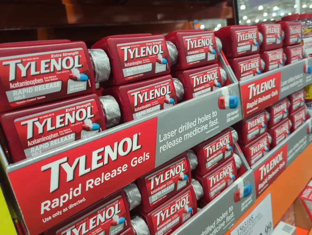 Ações de dona do Tylenol caem após alerta de que Trump vai relacionar paracetamol ao autismo