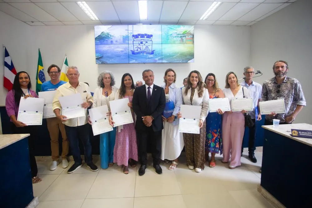 Câmara homenageia entidades e aprova projetos que nomeiam vias