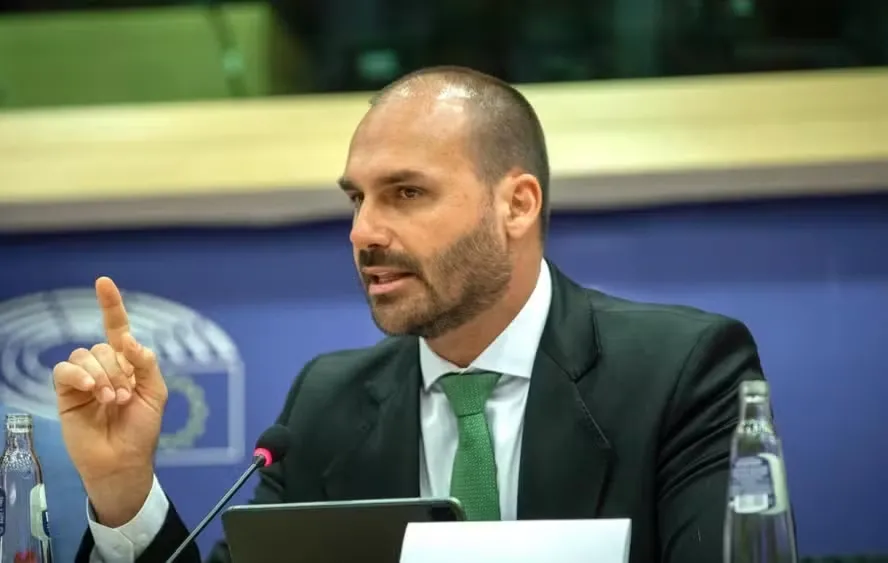 Hugo Motta barra Eduardo Bolsonaro como líder da minoria