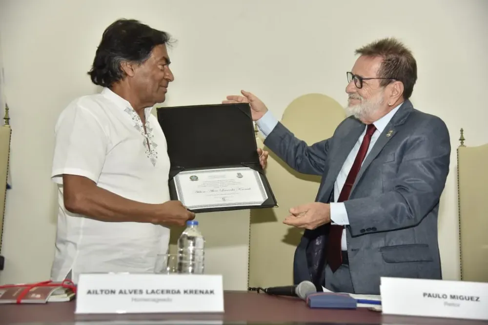 Ailton Krenak recebe título de honra da UFBA