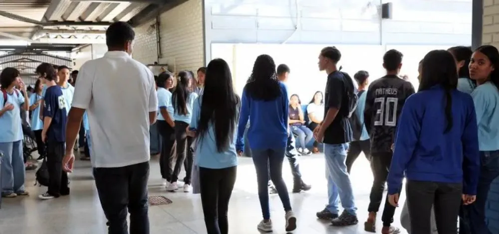 Apenas 7,7% dos alunos do ensino médio têm aprendizado adequado em português e matemática
