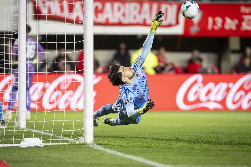 Rossi brilha nos pênaltis e garante classificação do Flamengo