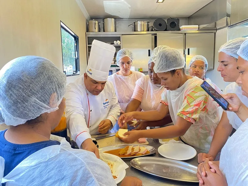 Prefeitura de Dias d’Ávila já qualificou mais de 2,5 mil pessoas com as Carretas Escola da Beleza e da Gastronomia