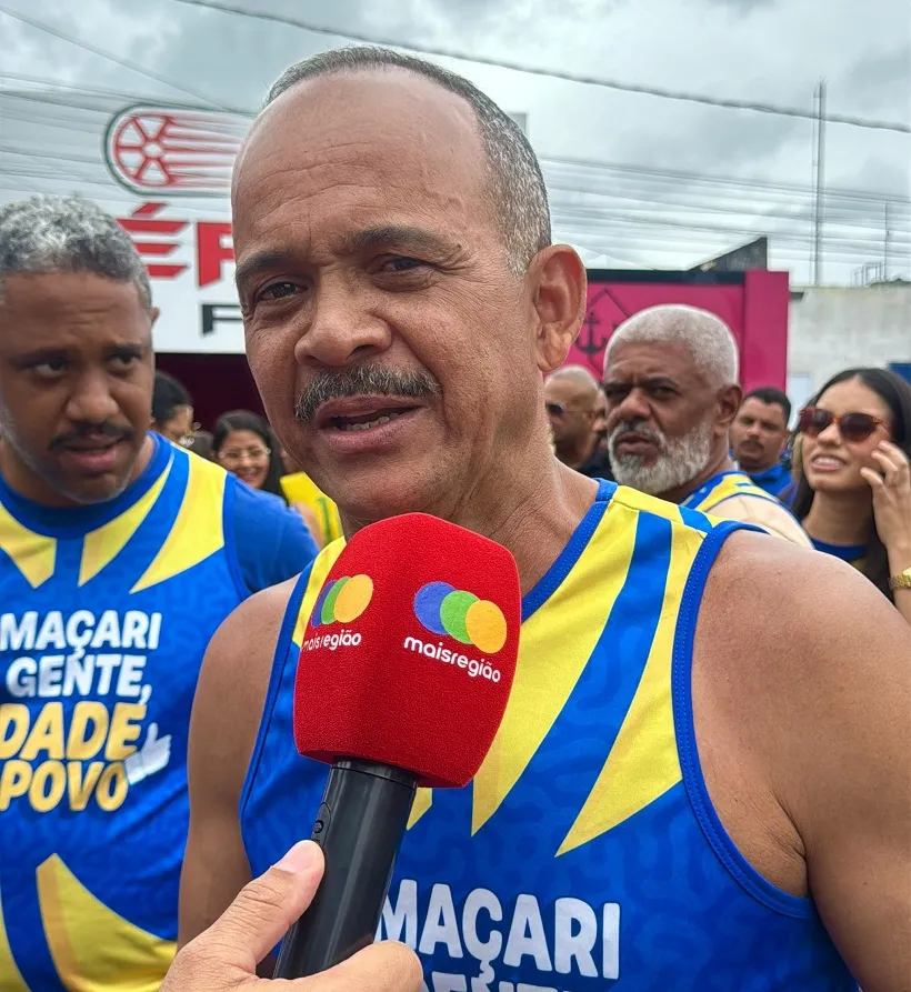 Elinaldo Araújo acusa oposição de perseguição e exalta legado durante desfile cívico