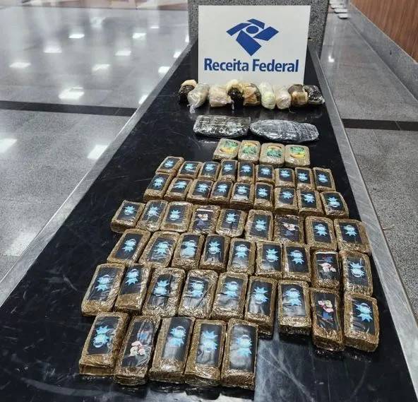 Passageira é detida com mais de 50 pacotes de haxixe em fundo falso de mala no aeroporto de Salvador