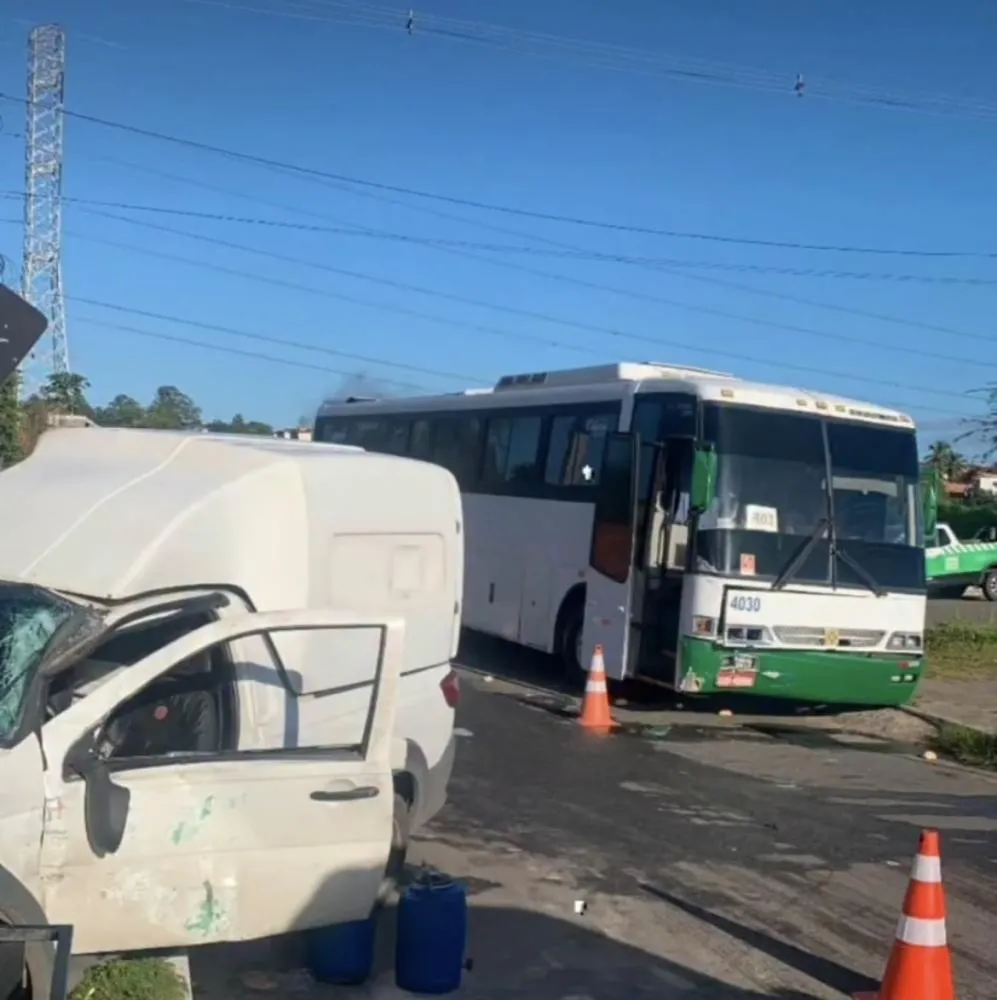 Ônibus e carro colidem em cruzamento entre os bairros Burissatuba e Phoc II