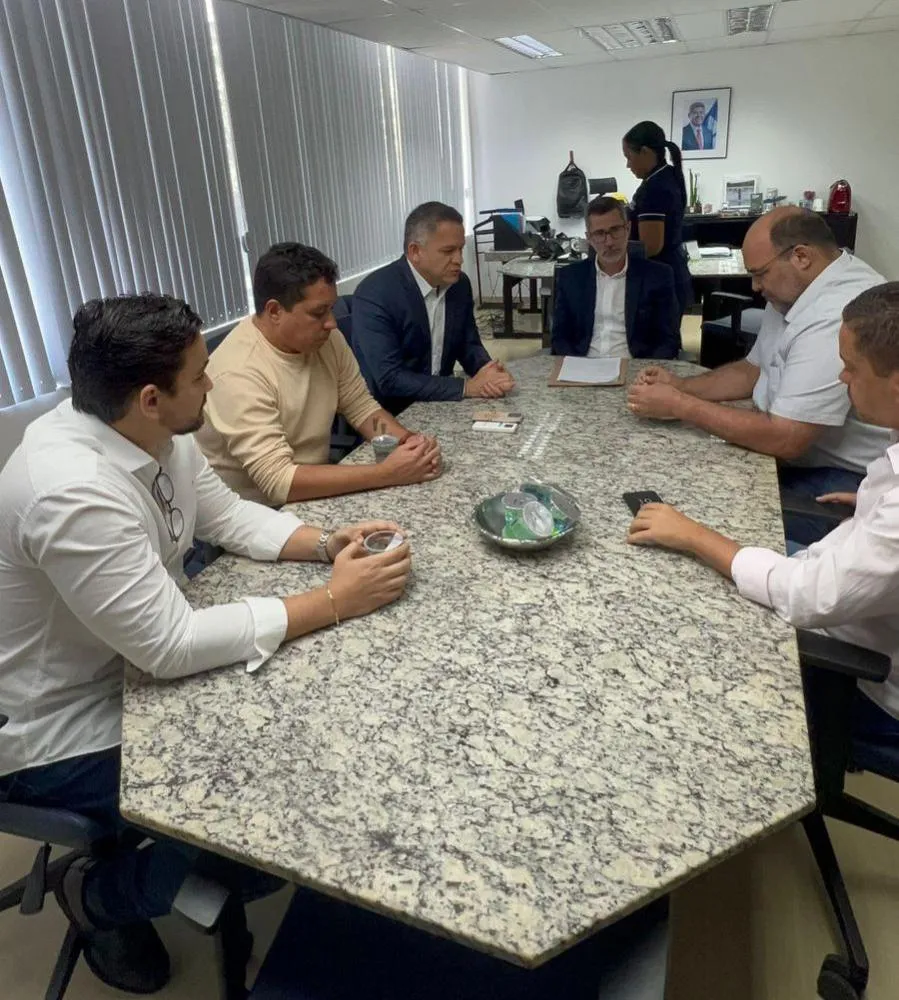 Alberto Castro e Van da Farmácia discutem saneamento de Dias d’Ávila com Embasa