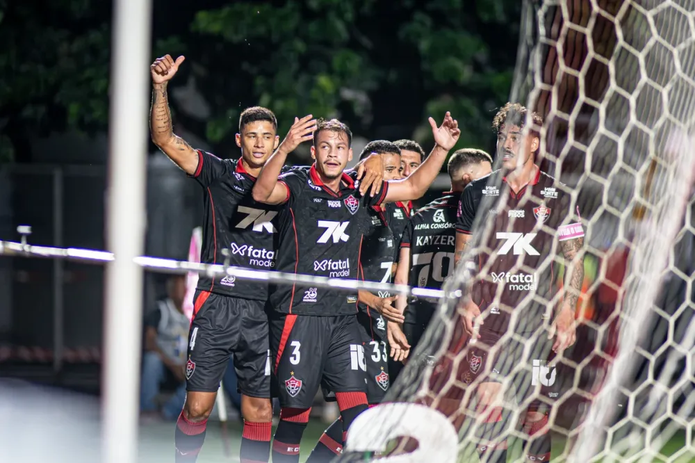 Vitória vence Ceará no Barradão e encerra jejum de mais de um mês