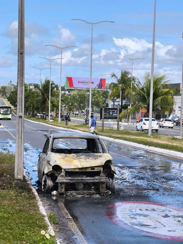 Carro é totalmente destruído durante incêndio em Camaçari 