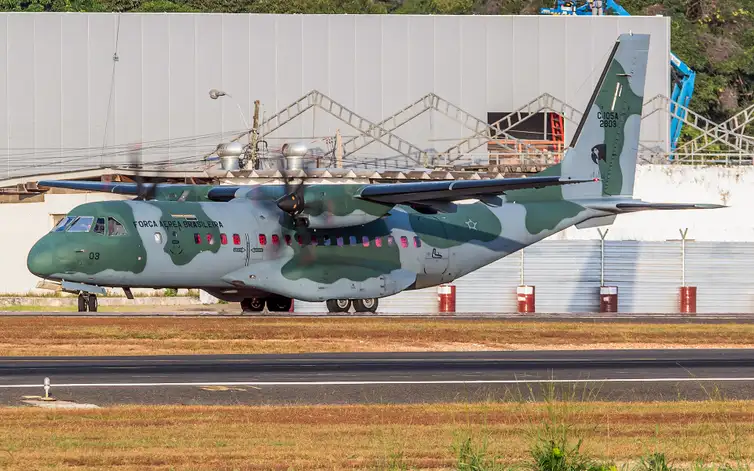 Lula troca de avião após falha no motor antes de voo no Pará