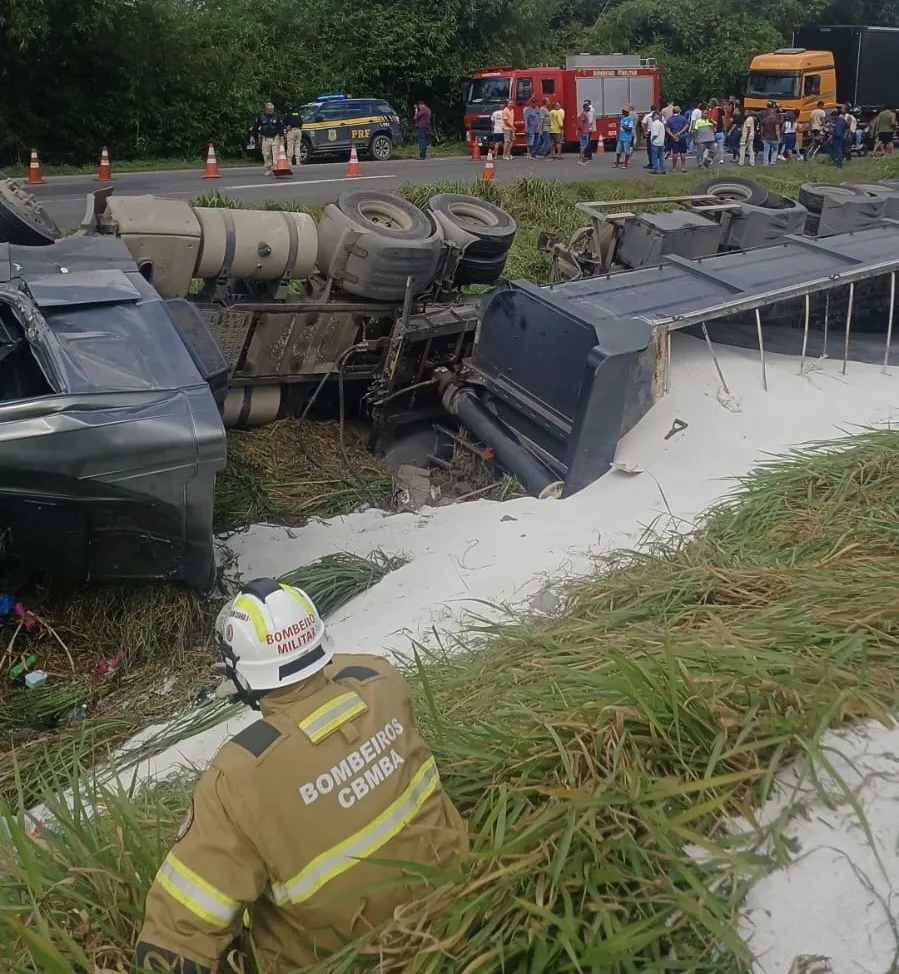 Carreta capota na BR-324 e motorista morre próximo a São Sebastião do Passé